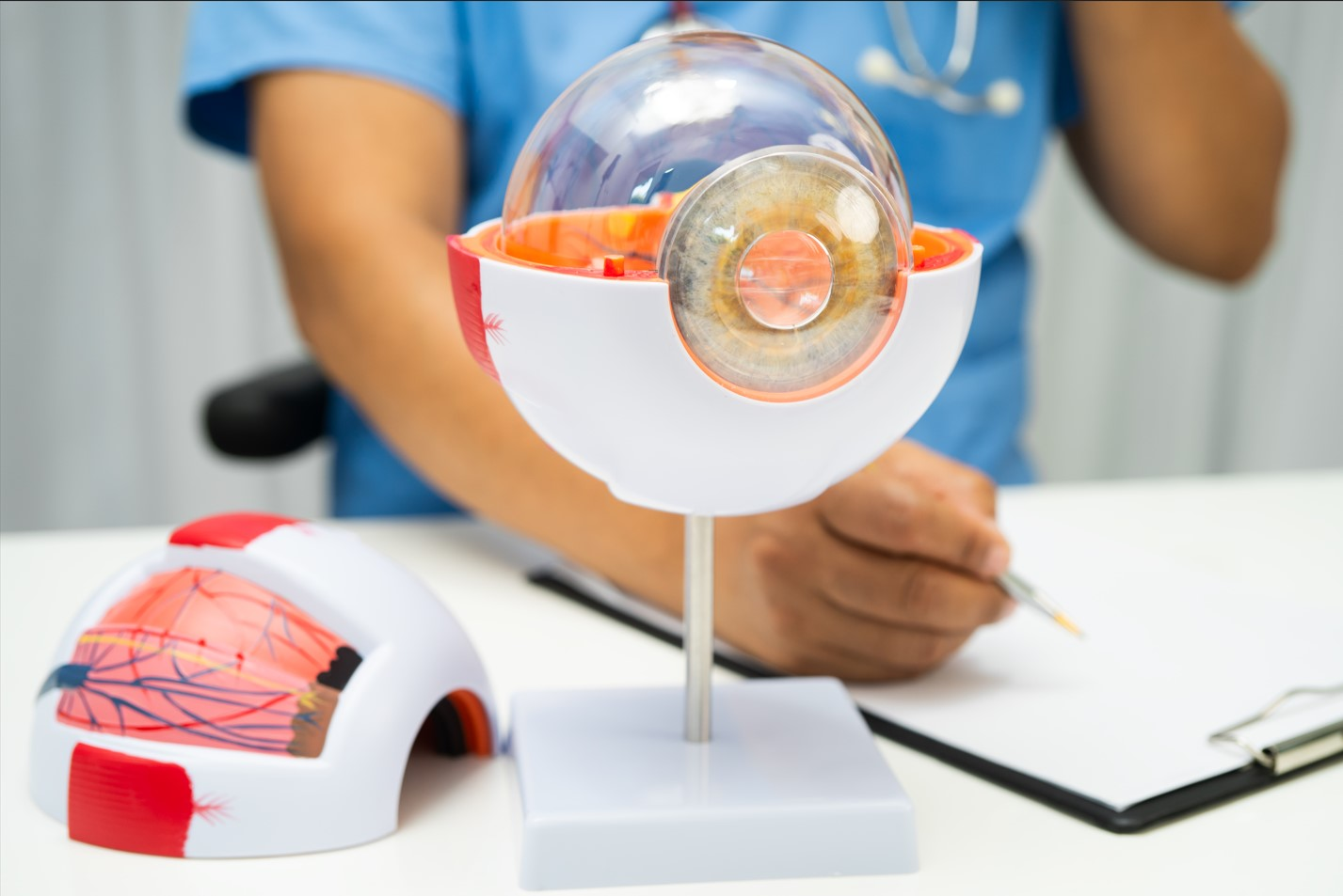 Lentes Intraoculares en 2025: Selección, Tecnología y Consideraciones Quirúrgicas para el Oftalmólogo Moderno